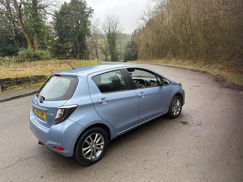 Used Toyota Yaris 90 HP (66 kW) 2014 Blue Hatchback