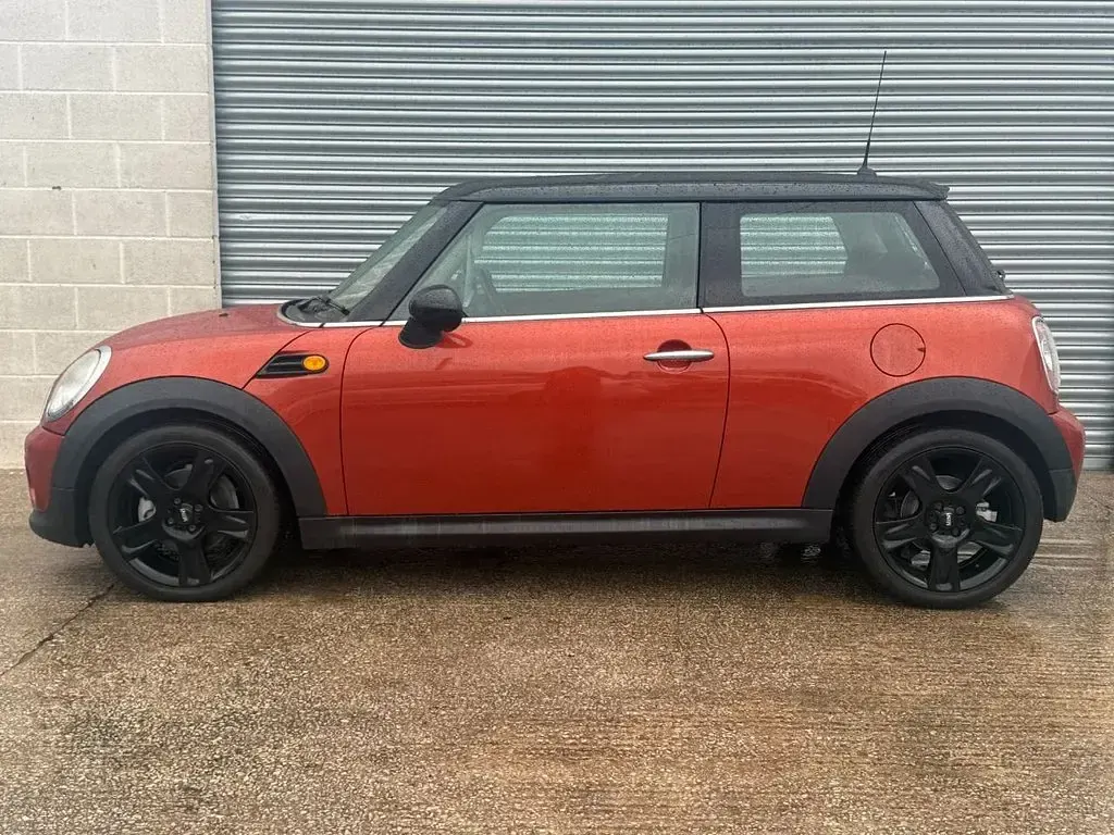 Used Mini Cooper Hatch 122 HP (89 kW) 2010 Orange Hatchback