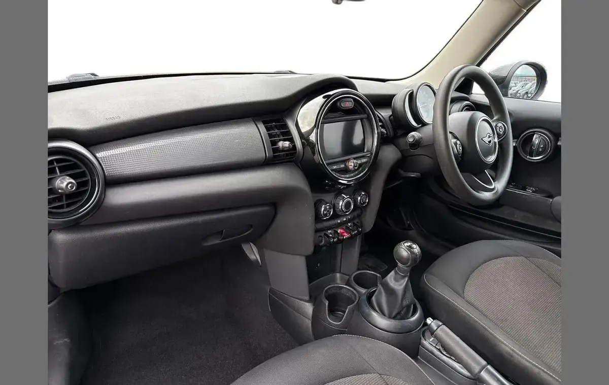 Used Mini Cooper Classic 134 HP (98 kW) 2018 Blue Hatchback