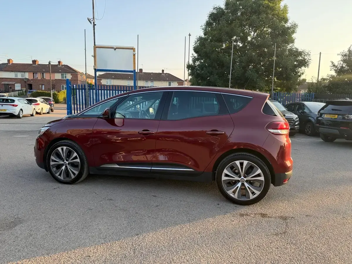 Used Renault Scénic III Dynamique 2017 Red MPV