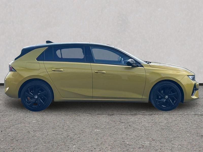 Second-hand Vauxhall Astra GS Line 130 CP (95 kW) 2022 Galben Hatchback