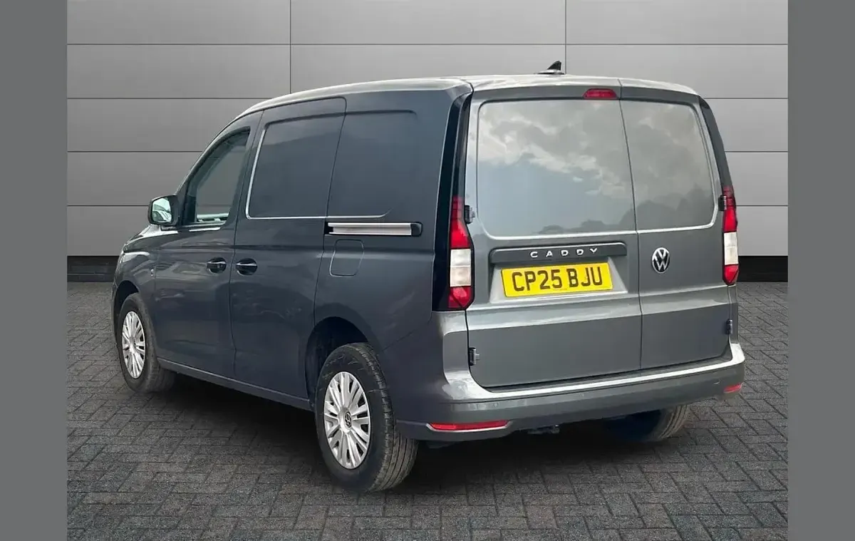 Usado VW Caddy 101 HP (74 kW) 2025 Cinzento Monovolume