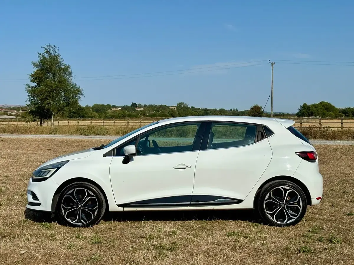 Used Renault Clio Dynamique 2017 White Hatchback