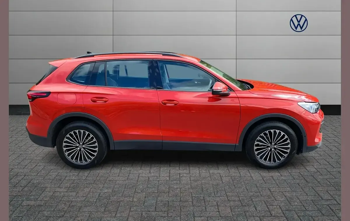 Used VW Tiguan Life 128 HP (94 kW) 2025 Red SUV