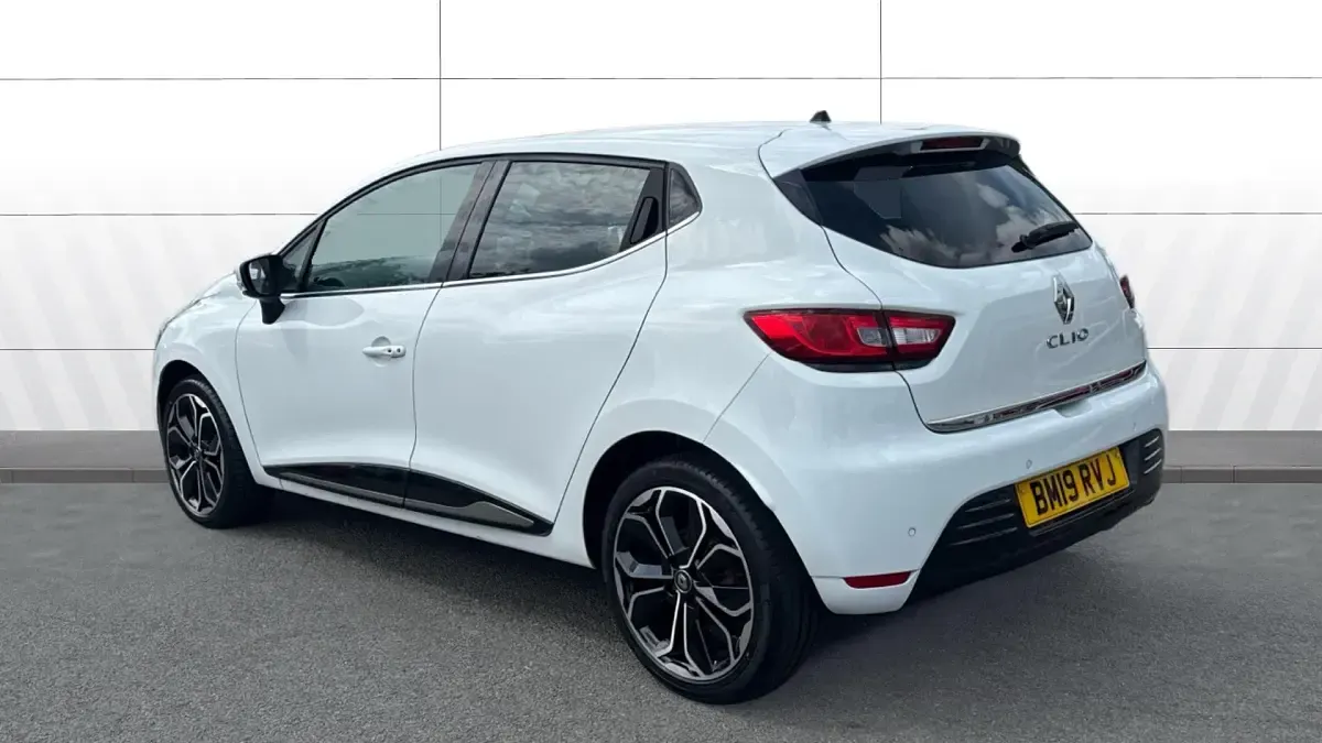 Used Renault Clio Iconic 76 HP (55 kW) 2019 White Hatchback