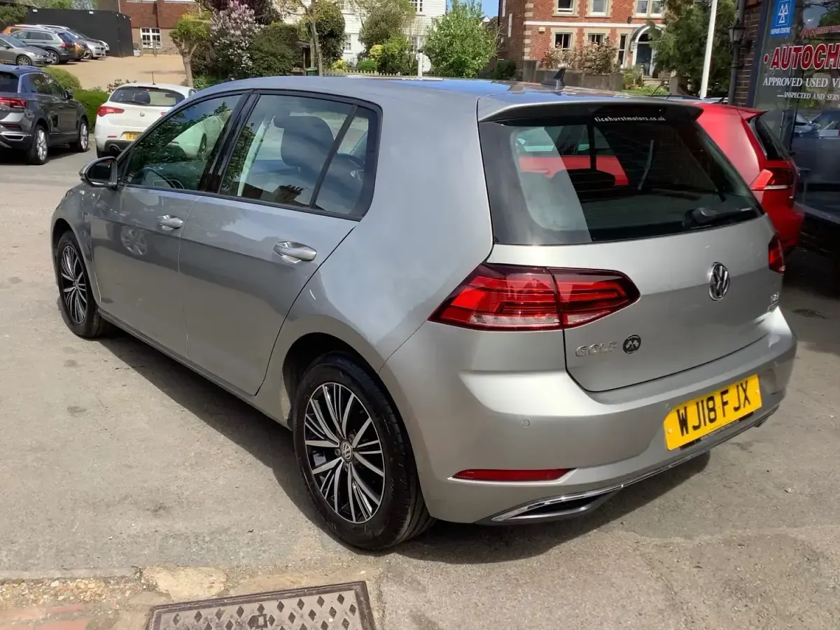Używany VW Golf VII SE 125 KM (91 kW) 2018 Srebrny Hatchback