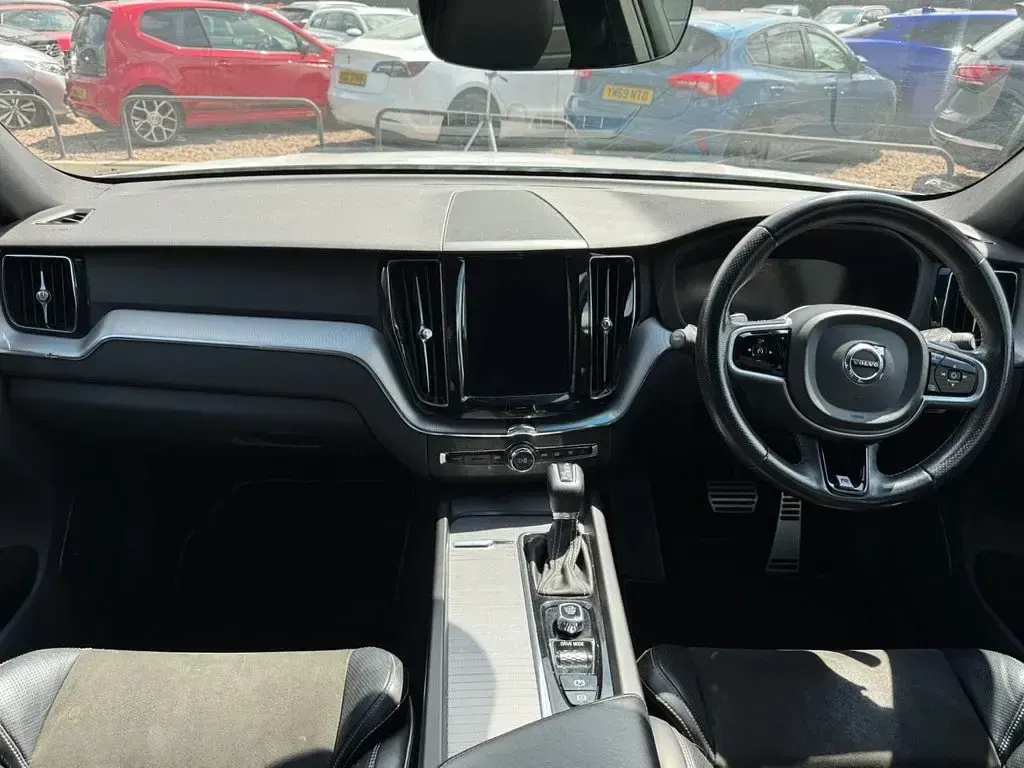 Used Volvo XC60 R-Design 235 HP (172 kW) 2018 White SUV