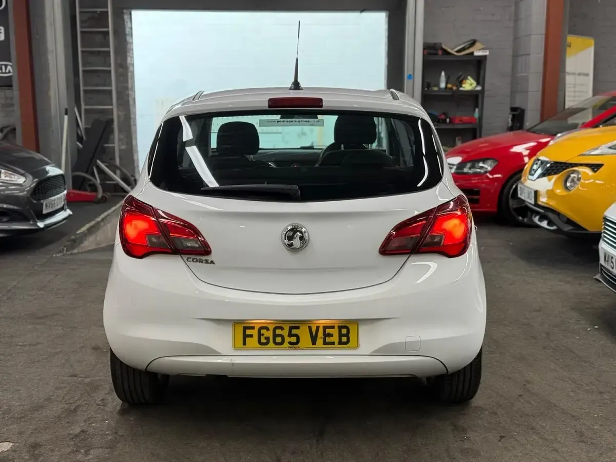 Used Vauxhall Corsa Excite 70 HP (51 kW) 2015 White Hatchback