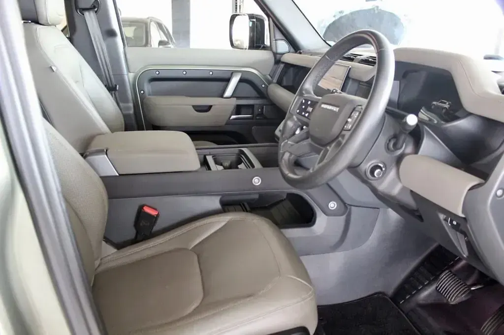 Usado Land Rover Defender HSE Dynamic 300 HP (220 kW) 2022 Verde Carrinha