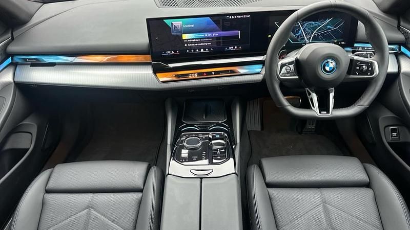 New BMW i5 M Sport 246 kW (335 HP) 2025 Black Estate