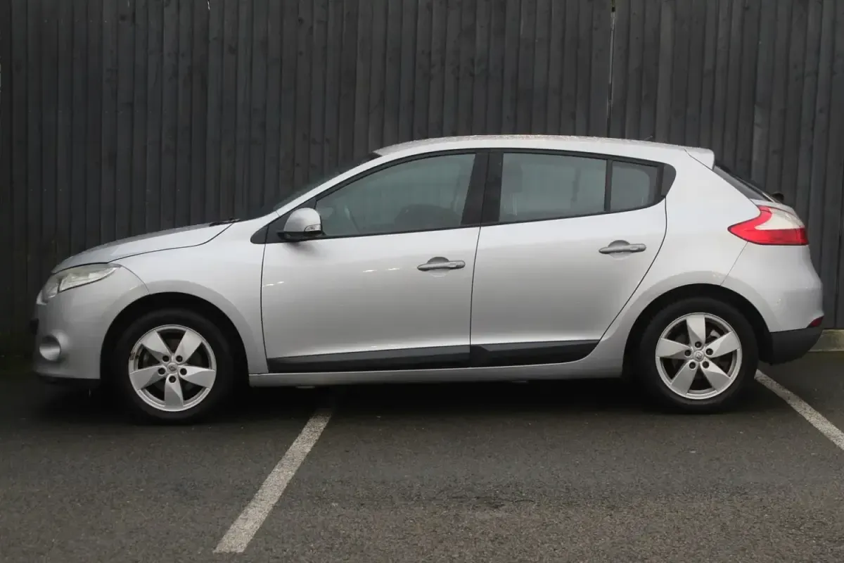 Usado Renault Mégane Dynamique 110 HP (80 kW) 2009 Prateado Citadino