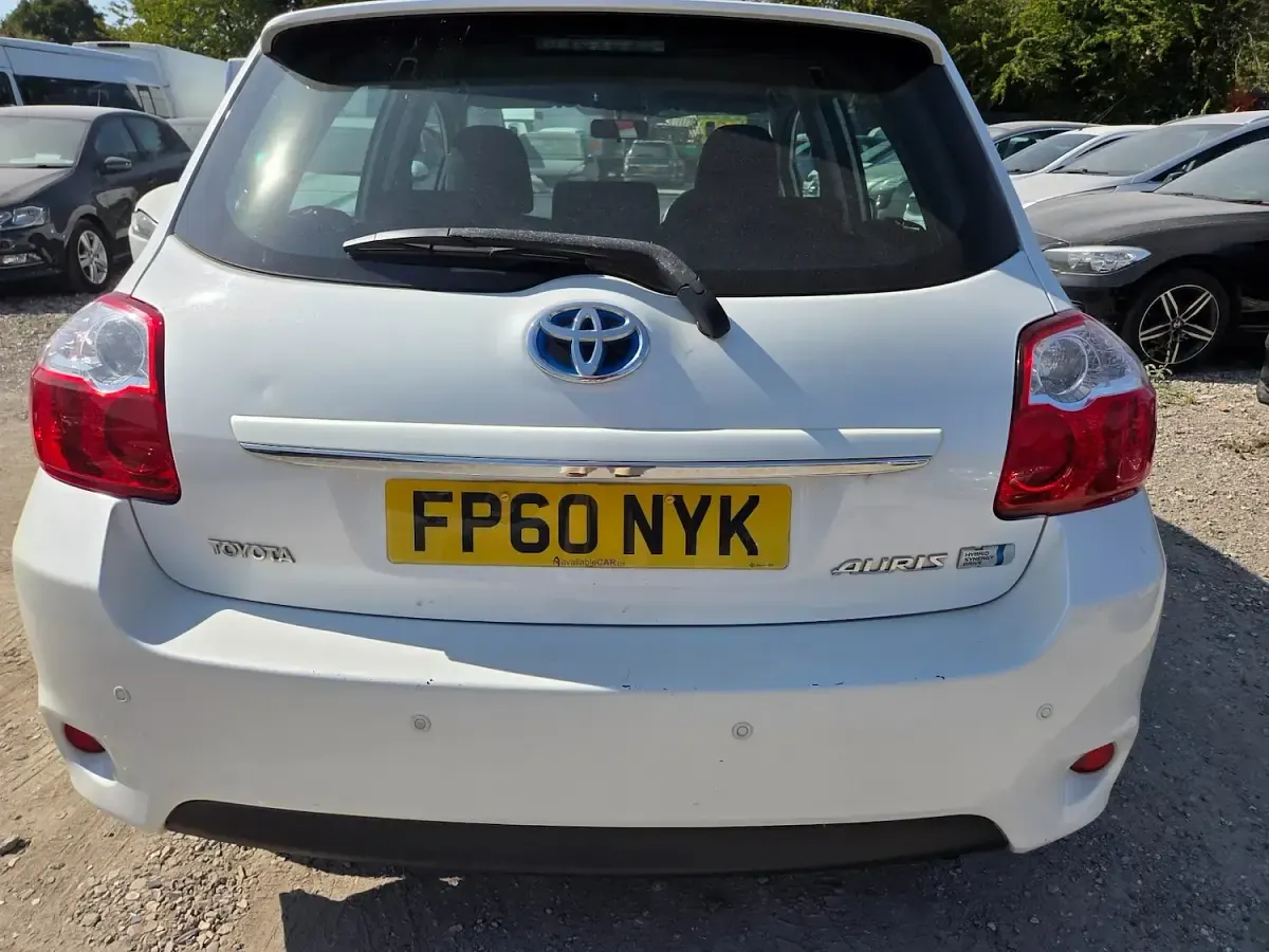 Used Toyota Auris Hybrid T4 134 HP (98 kW) 2010 White Hatchback
