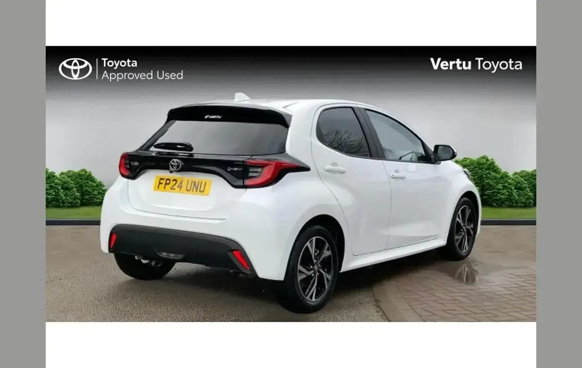 Used Toyota Yaris Design 116 HP (85 kW) 2024 White Hatchback