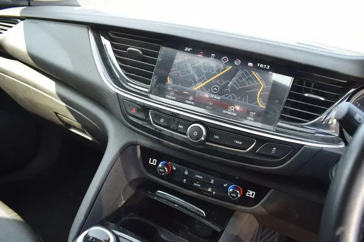 Used Vauxhall Insignia Elite 136 HP (100 kW) 2017 Green Hatchback