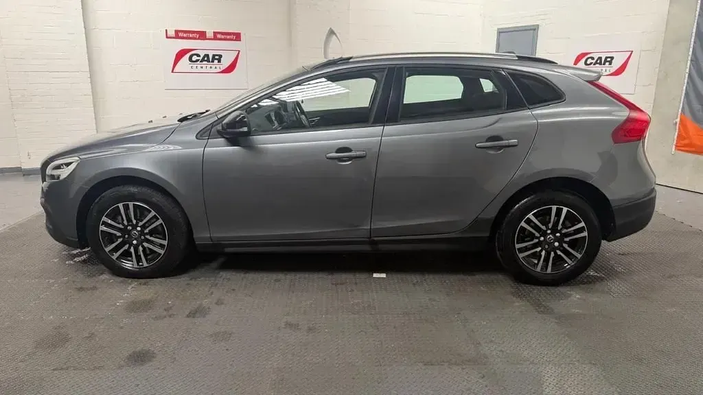 Usado Volvo V40 Plus 120 CV (88 kW) 2017 Gris Utilitario