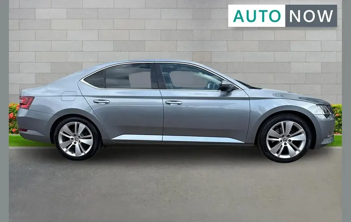 Usado Skoda Superb SE L Executive 150 HP (110 kW) 2017 Cinzento Citadino