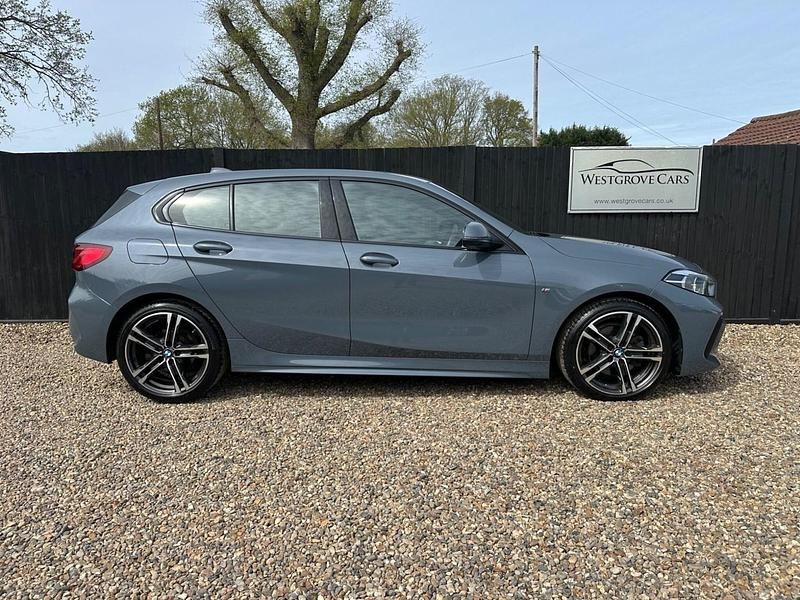 Begagnad BMW 118 M Sport 2022 Grå Halvkombi