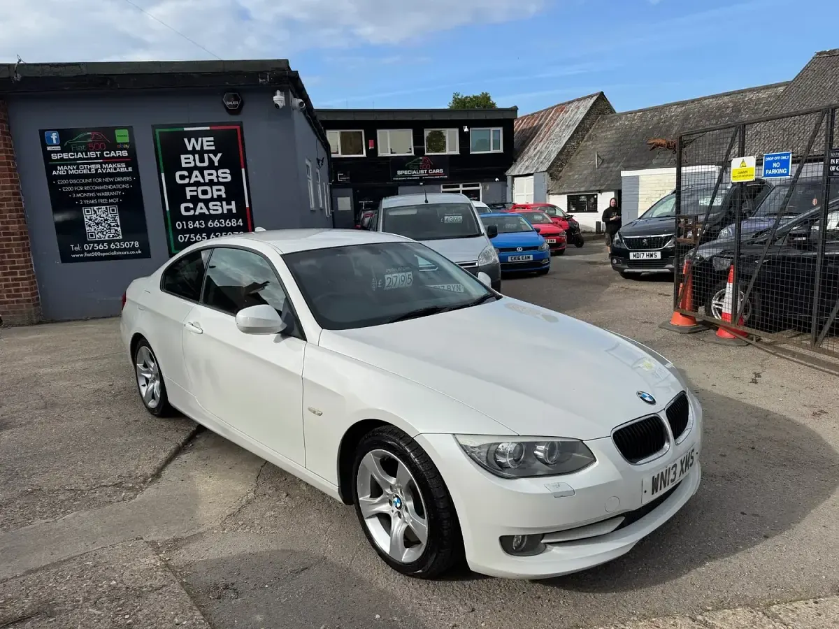 Used BMW 318 2013 White Coupe