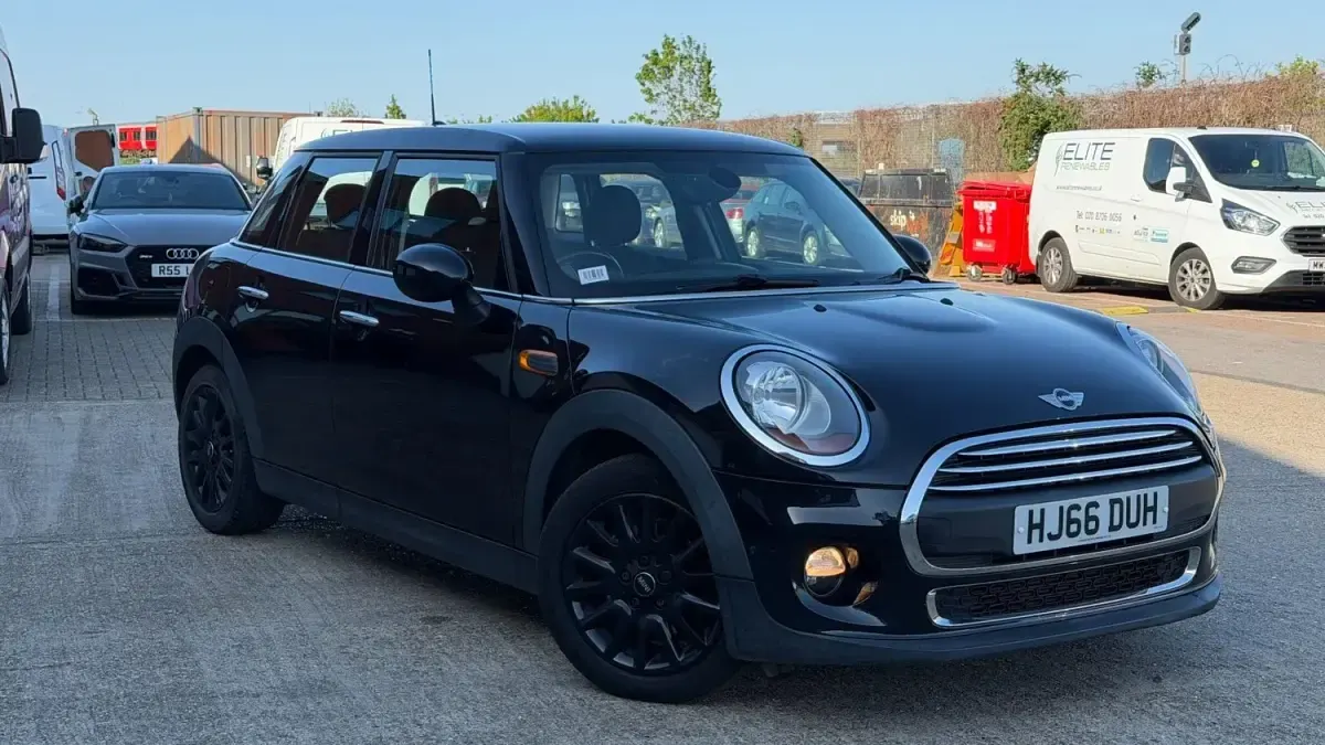 Usado Mini ONE Hatch 102 CV (75 kW) 2016 Negro Utilitario