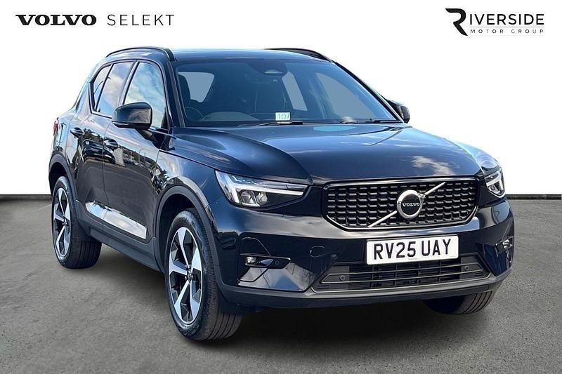 Onyx black Used 2025 Volvo XC40 Plus SUV | £32,250 (Fair price) - Image 1/4