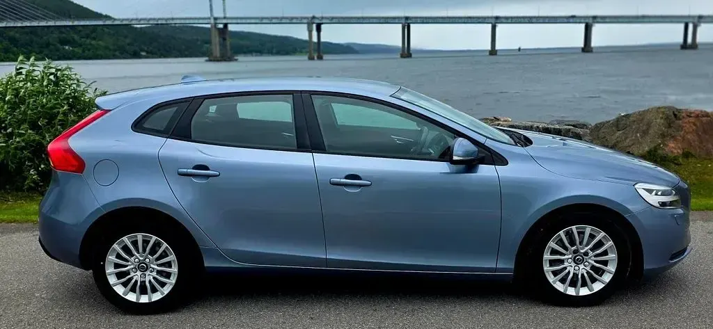 Used Volvo V40 Momentum 122 HP (89 kW) 2018 Blue Hatchback