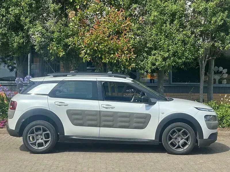 Used Citroën C4 Cactus Feel 100 HP (73 kW) 2014 White Hatchback