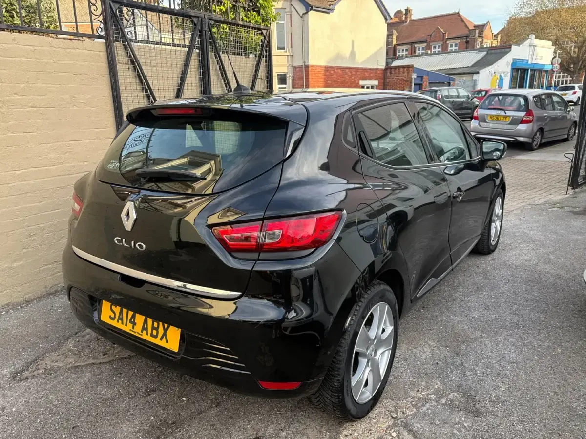 Usado Renault Clio IV Dynamique 75 CV (55 kW) 2014 Negro Utilitario