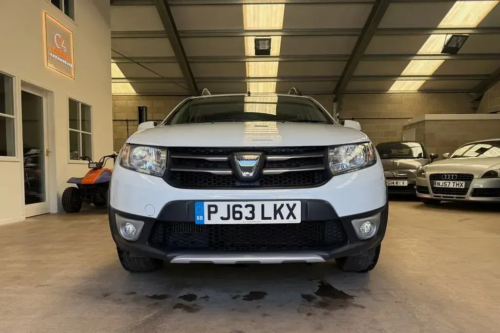 Used Dacia Sandero Lauréate 90 HP (66 kW) 2013 White Hatchback
