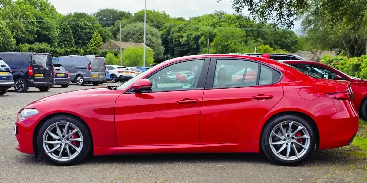 Used Alfa Romeo Giulia Edizione Speciale 180 HP (132 kW) 2017 Red Sedan