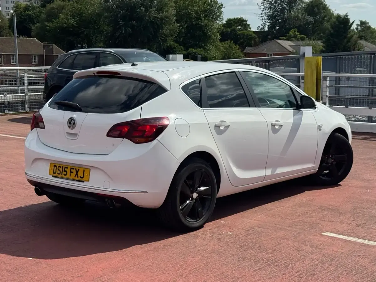 Used Vauxhall Astra SRi 140 HP (102 kW) 2015 White Hatchback