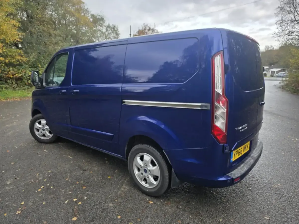 Usado Ford Transit Custom Limited 130 HP (95 kW) 2016 Azul Van
