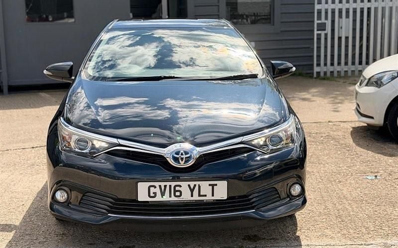 Used Toyota Auris Hybrid Business Edition 136 HP (100 kW) 2016 Hatchback