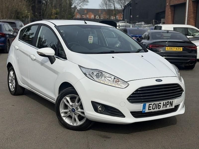 Used Ford Fiesta Zetec 100 HP (73 kW) 2016 White Hatchback