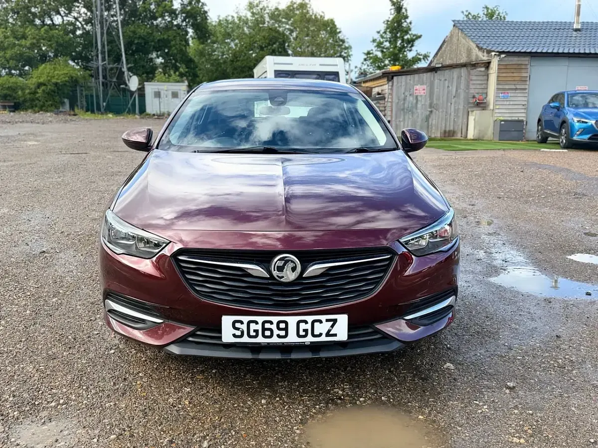 Używany Vauxhall Insignia Design Edition 110 KM (80 kW) 2020 Czerwony Hatchback
