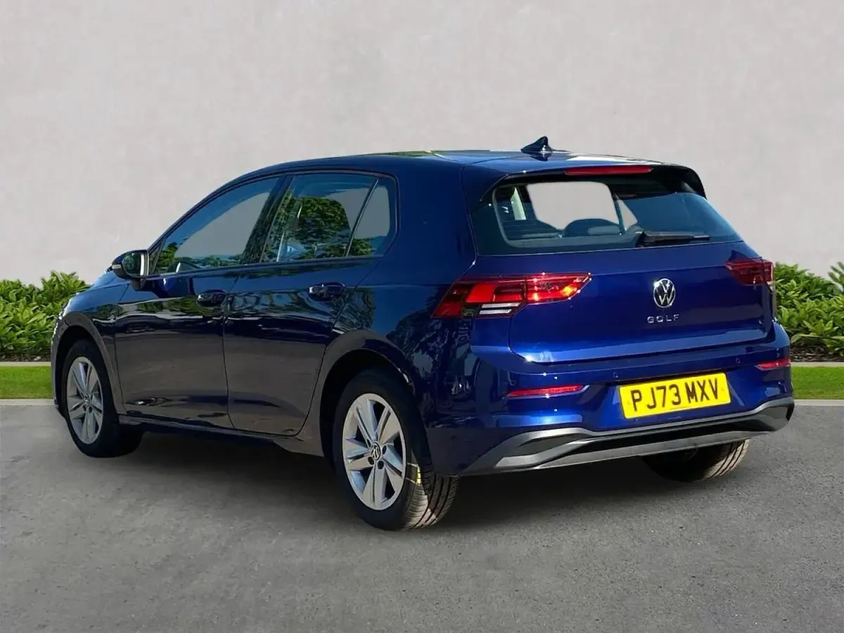 Used VW Golf VIII Life 110 HP (80 kW) 2023 Blue Hatchback