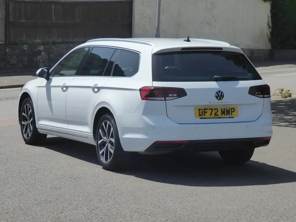 Used VW Passat SEL 150 HP (110 kW) 2023 White Estate
