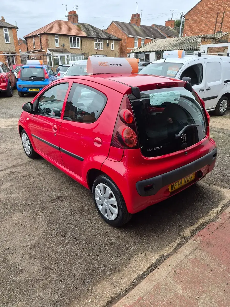 Used Peugeot 107 Active 68 HP (50 kW) 2014 Red Hatchback