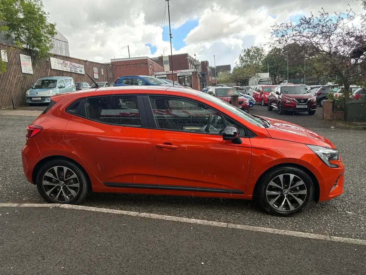 Used Renault Clio Evolution 142 HP (104 kW) 2023 Orange Hatchback