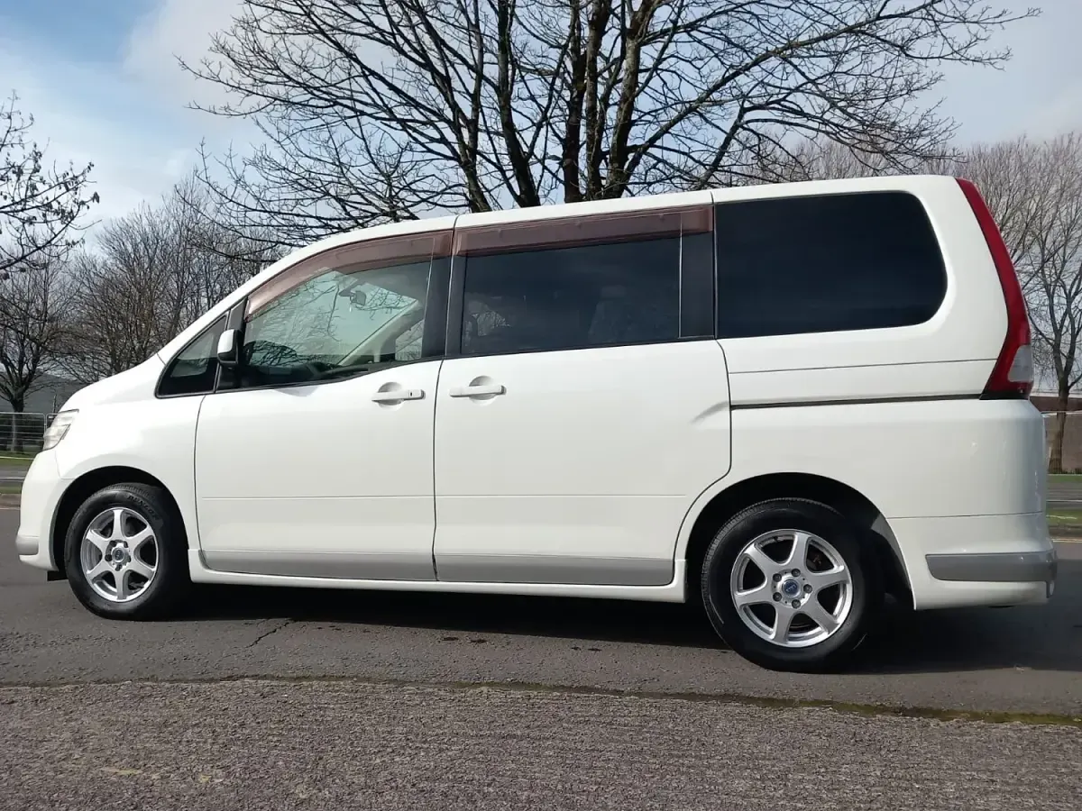 Used Nissan Serena 2006 White MPV