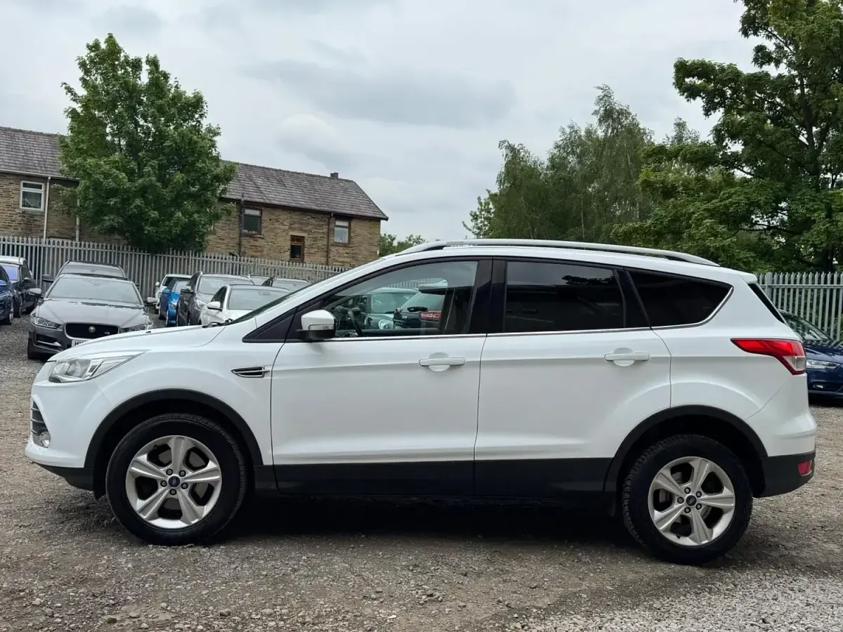 Käytetty Ford Kuga Zetec 150 HP (110 kW) 2016 Valkoinen Katumaasturi
