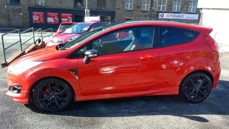 Used Ford Fiesta Zetec 140 HP (102 kW) 2015 Red Hatchback