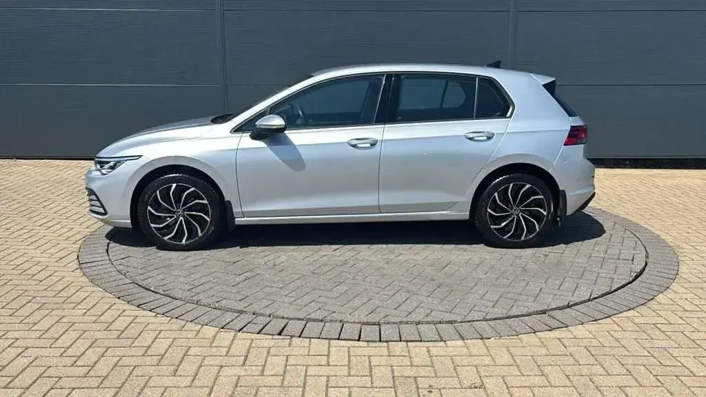 Used VW Golf VIII Life 110 HP (80 kW) 2022 Silver Hatchback