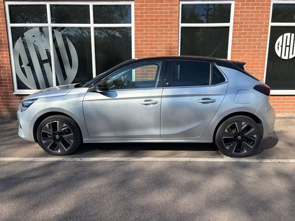 Usado Vauxhall Corsa-e Elite 100 kW (136 HP) 2022 Cinzento Citadino