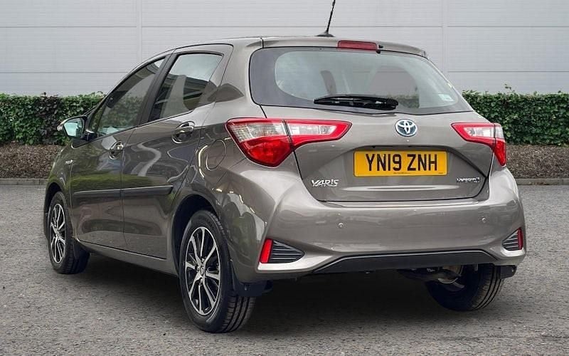 Second-hand Toyota Yaris Hybrid 101 CP (74 kW) 2019 Auriu Hatchback