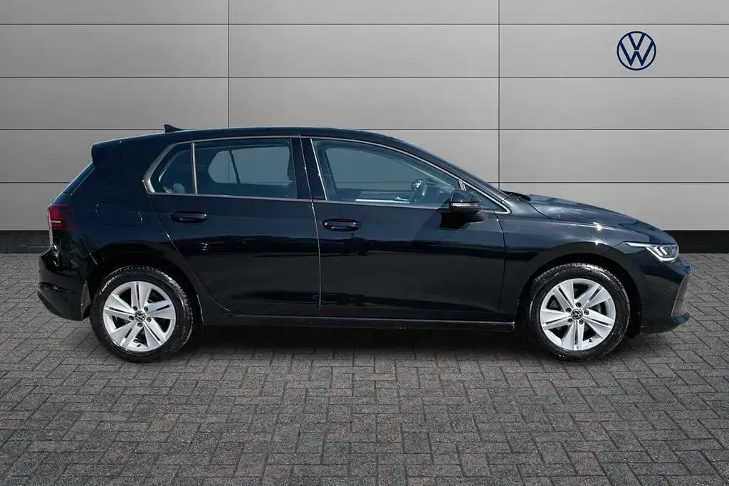 Second-hand VW Golf VIII Life 115 CP (84 kW) 2024 Negru Hatchback