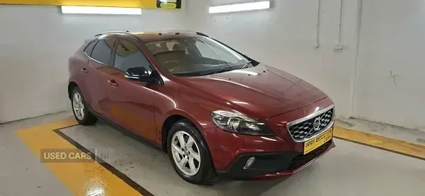 Used Volvo V40 SE 150 HP (110 kW) 2015 Red Hatchback