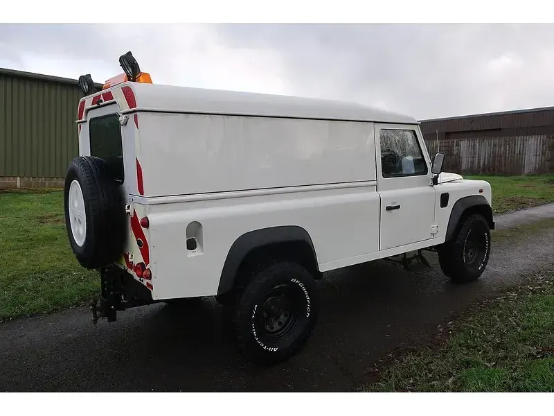Used Land Rover Defender 122 HP (89 kW) 2010 White SUV