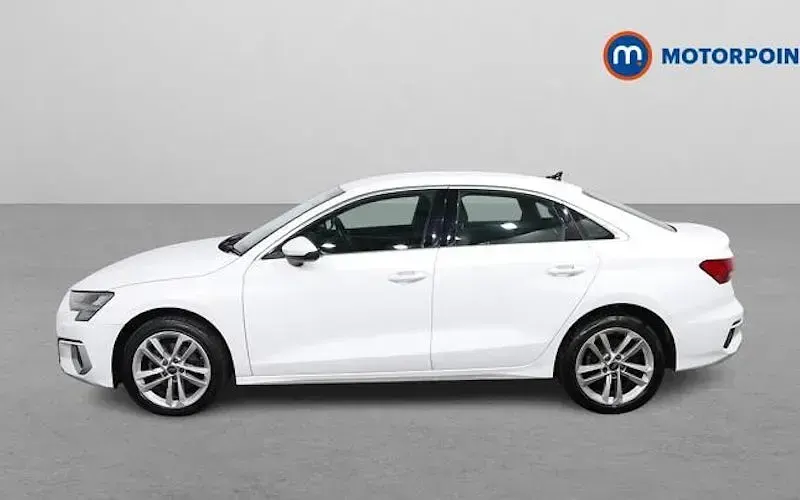 Begagnad Audi A3 Sport 150 HK (110 kW) 2023 Vit Sedan