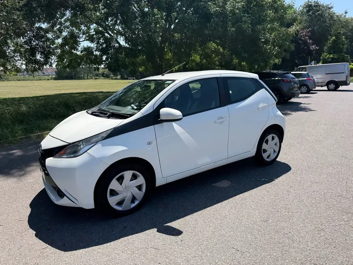 Used Toyota Aygo X-play 69 HP (50 kW) 2016 White Hatchback