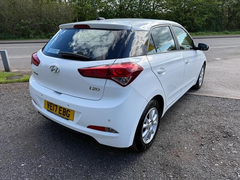 Used Hyundai i20 SE 84 HP (61 kW) 2017 White Hatchback